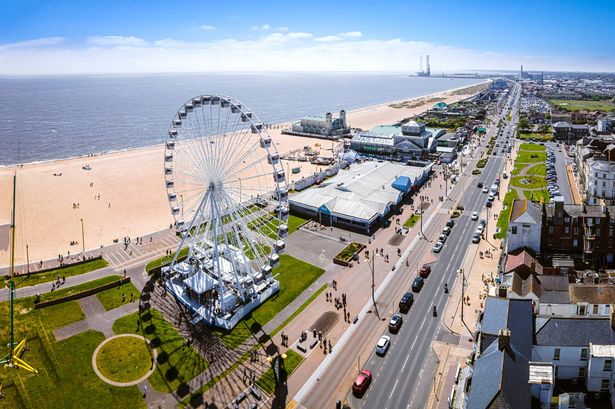 المنظر الجوي لـ Great Yarmouth ، وهي مدينة منتجع على الساحل الشرقي لإنجلترا ، في يوم الصيف المشمس ، المملكة المتحدة
