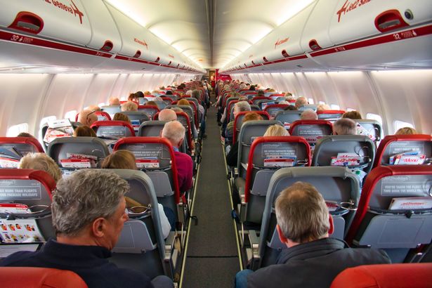 المقصورة المزدحمة لطائرة Jet2