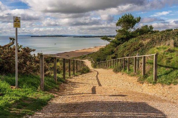 ممر المشاة إلى شاطئ Highcliffe ، Dorset