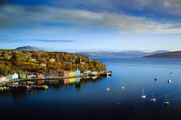 صورة طويلة التعرض لقرية Tobermory الجميلة في جزيرة مول.