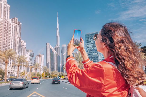 فتاة سعيدة لالتقاط الصور 