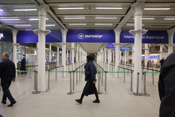 واجه ركاب Eurostar بؤس السفر صباح يوم السبت بعد أن أدى الطقس القاسي إلى إلغاء واسع النطاق عبر الشبكة.
