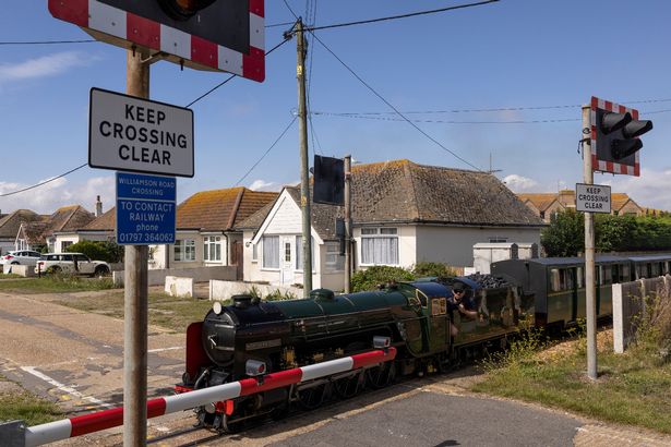 قطار Romney و Hythe و Dymchurch Steam Railway يشق طريقه بين المنازل على طول ساحل Kent