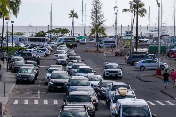 وجد السكان والزوار أنفسهم مدعومًا في حركة المرور أثناء محاولتهم مغادرة ميناء Ala Way و Waikiki و Oahu و Hawaii في 29 يوليو 2025 ، بعد زلزال 8.7 من شرق روسيا الأقصى ، دفع تنبيهات تسونامي. أدى زلزال قوي بقيمة 8.7 حجم قبالة شرق روسيا الأقصى إلى تنبيهات تسونامي عبر أجزاء من المحيط الهادئ بما في ذلك اليابان وهاواي وروسيا وإكوادور ، وتحذيرات على طول ساحل كاليفورنيا ، في وقت متأخر من 29 يوليو. الساحل الغربي الأمريكي ، وفقا لمركز تحذير تسونامي في المحيط الهادئ في هونولولو ، هاواي. (تصوير يوجين تانر / AFP) (تصوير من قبل يوجين تانر / AFP عبر Getty Images)