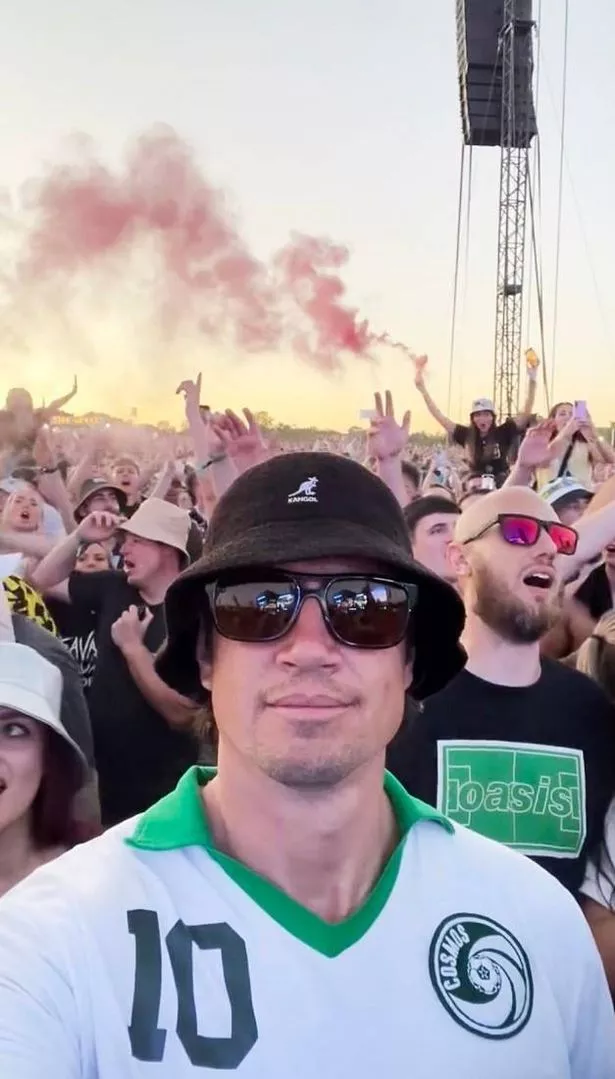 فيرنون كاي في The Oasis Reunion Gig في مانشستر