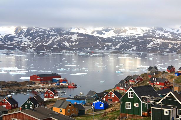منظر للطائرة الهليكوبتر والمرسى في Tasiilaq East Greenland.