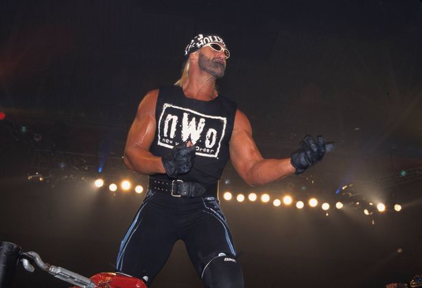 غير محدد ، غير محدد - تاريخ غير معروف: Hulk Hogan كما هو هوليوود هيلك في الحلقة أثناء المباراة أثناء مع WCW. (تصوير WWE/WWE عبر Getty Images)