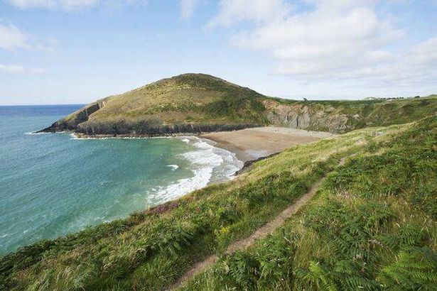 شاطئ الويلزية في يوم مشمس ، Traeth MWNT