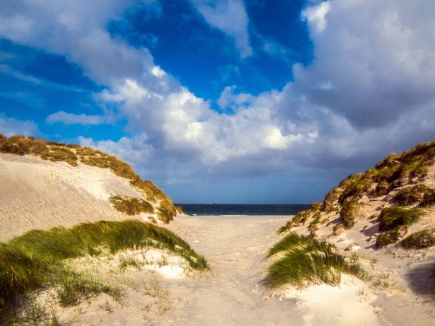 West Beach عبارة عن مساحة واسعة من Superfine Machair. رمل شل الأبيض ، في جزيرة بيرنراي ، وهي جزيرة صغيرة مرتبطة بـ North Uist بواسطة جسر مبني. تشتهر الجزر الغربية بشواطئها الأطلسية الجميلة.