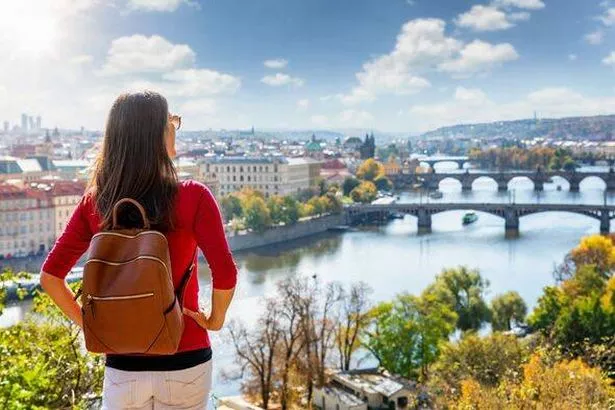 تتمتع امرأة بالمنظر من تل فوق مدينة براغ ، جمهورية التشيك