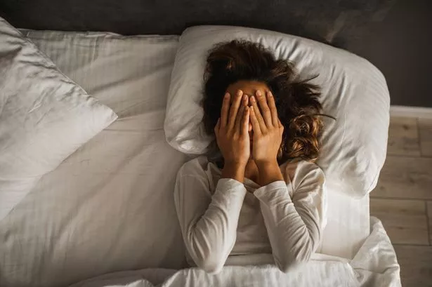 امرأة في السرير تكافح من أجل النوم