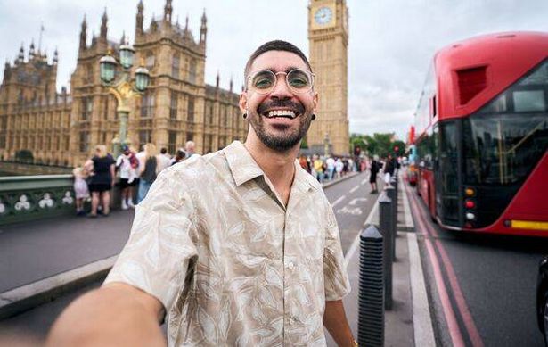 شاب يأخذ صورة شخصية في لندن مع بيغ بن في الخلفية