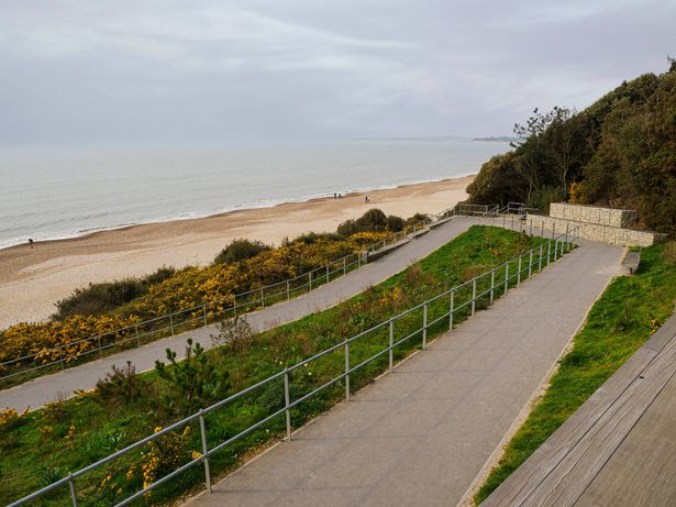 متعرج مسار وصولاً إلى الشاطئ ، Highcliffe ، Dorset ، المملكة المتحدة. (تصوير: Nik Taylor/UCG/Universal Images Group عبر Getty Images)