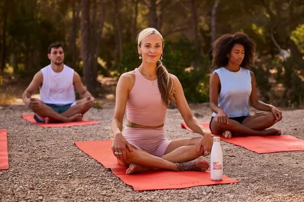 فيرن كوتون يفعل اليوغا في إيبيزا