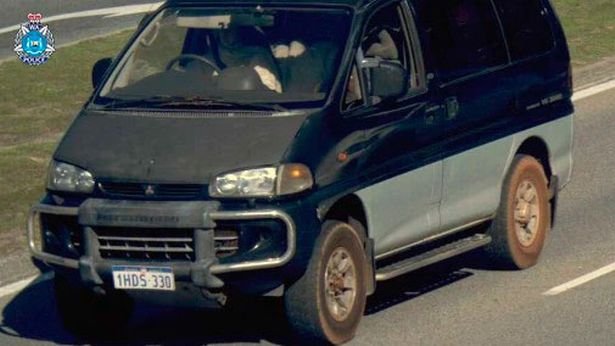 يُعتقد أن السيدة ويلغا تسافر في سيارة ميتسوبيشي سوداء وفضية 1995