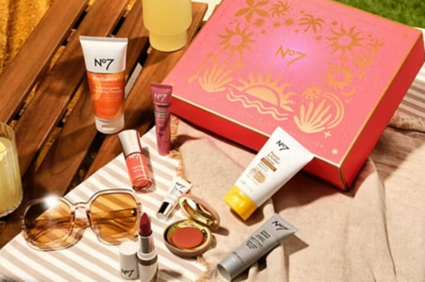 داخل 2025 NO7 Beauty Vault