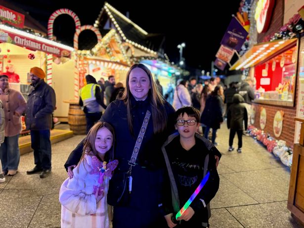 زوجة ديل ، كيم ، وطفليهما ، نوح ومولي