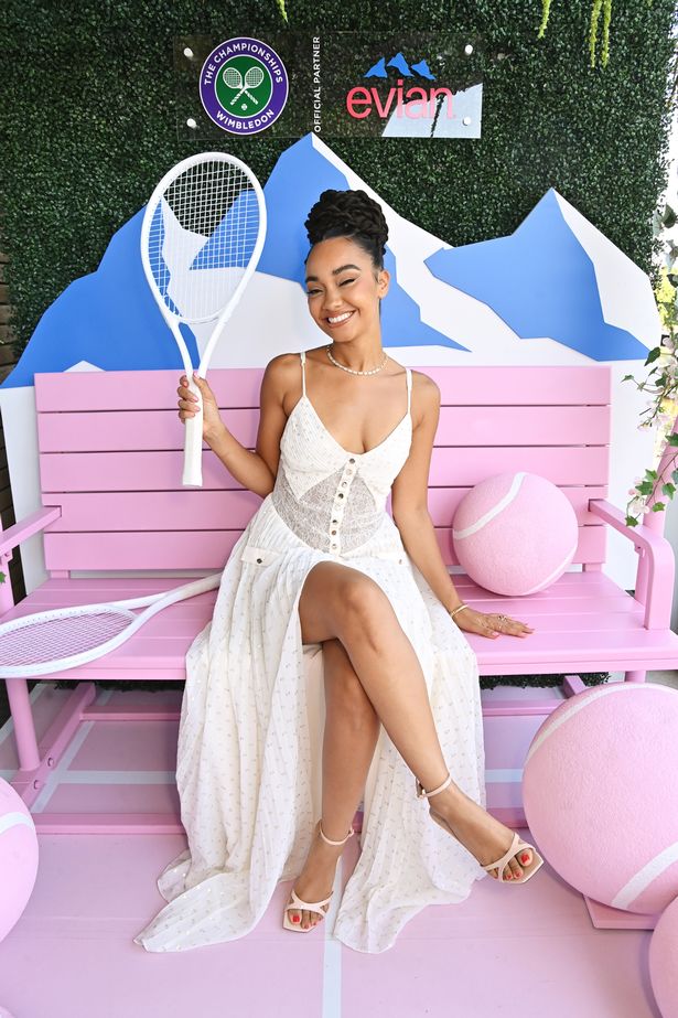 تم طرح Leigh-Anne مع مضرب التنس