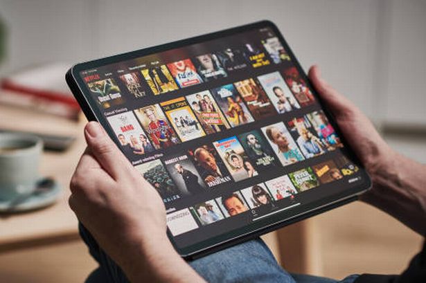 تفاصيل رجل يشاهد Netflix على Apple iPad Pro ، الذي تم التقاطه في 6 مارس 2020.