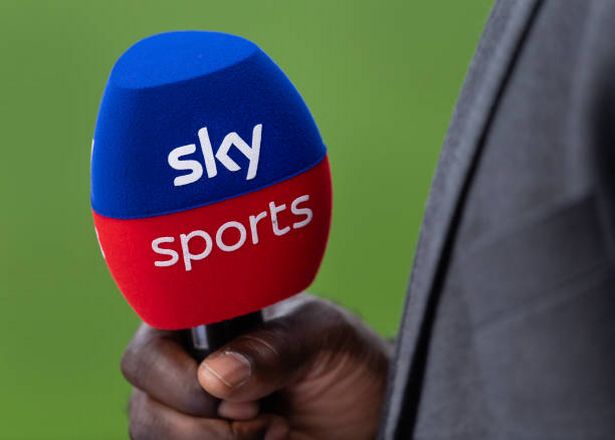 يد تحمل ميكروفون Sky Sports.