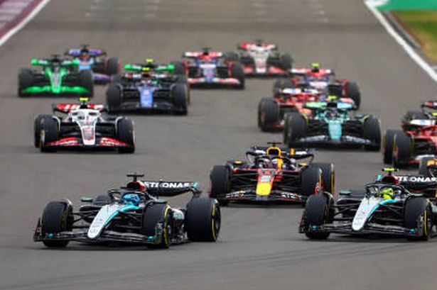 جورج راسل من بريطانيا العظمى يقود (63) فريق مرسيدس AMG Petronas F1 W15 يقود لويس هاميلتون من بريطانيا العظمى يقود (44) مرسيدس AMG Petronas F1 W15 وبقية الحقل إلى نورثامبتون في البداية خلال سباق الجائزة الكبرى في بريطانيا العظمى في سيلفرستون في يوليو 07 ، 2024 في نورثهامبتون ، England.