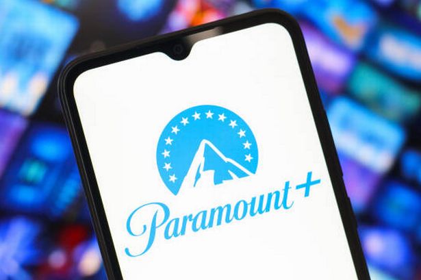 Paramount+ Logo معروض على هاتف ذكي.