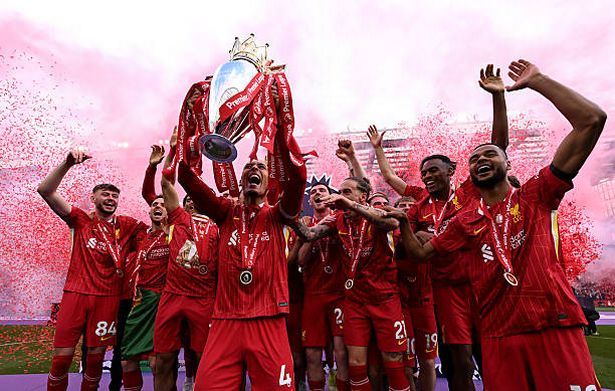 يرفع Virgil Van Dijk من ليفربول ، كأس الدوري الإنجليزي الممتاز ، حيث توج ليفربول بأبطال الدوري الممتاز لموسم 2024/25 ، بعد مباراة الدوري الممتاز بين ليفربول FC و Crystal Palace FC في أنفيلد في 25 مايو 2025 في ليفربول ، إنجلترا.