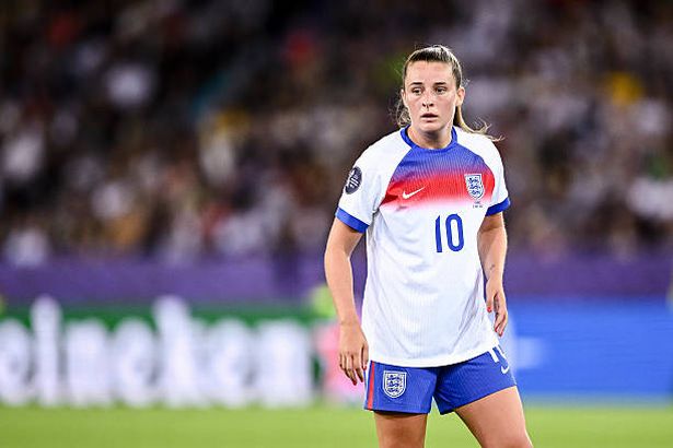 تنظر إيلا تون من إنجلترا خلال مباراة مجموعة UEFA Womens Euro 2025 D بين فرنسا وإنجلترا في Stadion Letzigrund في 5 يوليو 2025 في زيوريخ ، سويسرا.