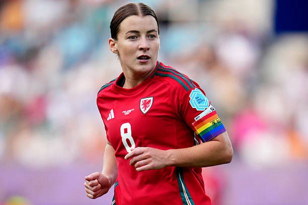 ينظر Angharad James-Turner من ويلز ، بينما كان يرتدي قوس قوس قزح Uefa Captains Captains خلال مباراة UEFA للسيدات Euro 2025 D بين ويلز وهولندا في Luzern Arena في 05 يوليو 2025 في لوسيرن ، سويسرا.