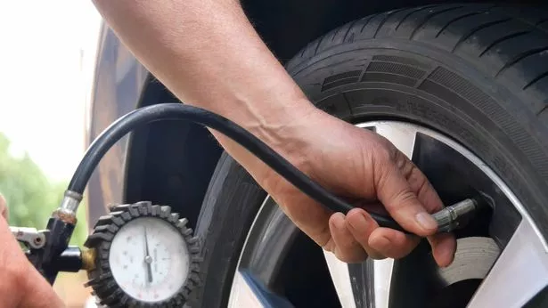 فحص يدويًا من ضغط الهواء للإطار أثناء تضخيمه