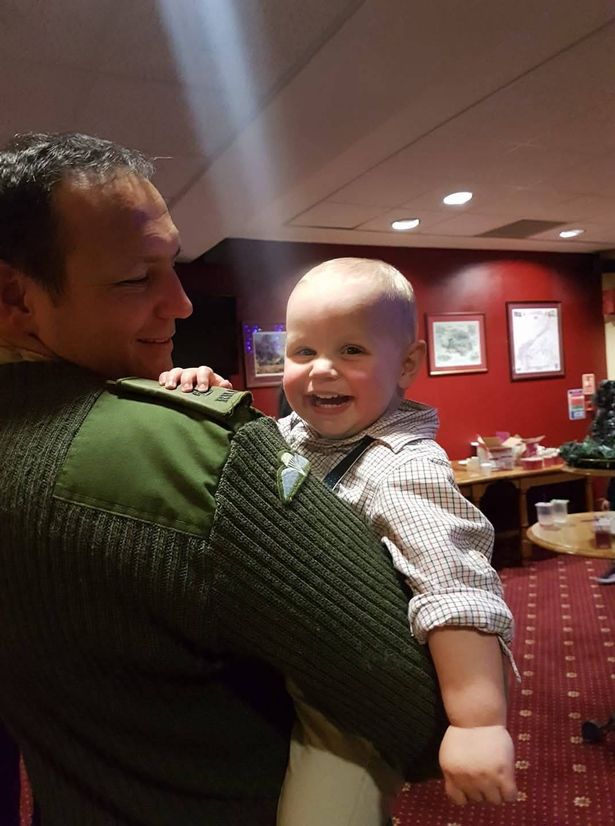 روب مع هنري عندما كان طفلًا صغيرًا