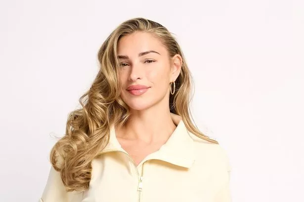 زارا مكديرموت ترتفع بذلة صفراء