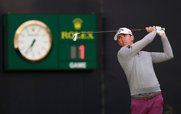 توم مكيبن من أيرلندا الشمالية تيس في الحفرة الأولى خلال اليوم الأول من بطولة المفتوحة الـ 153 في نادي رويال بيورتودي للجولف في 17 يوليو 2025 في بورتوش ، أيرلندا الشمالية