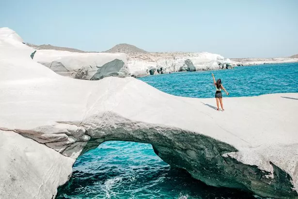امرأة تستكشف Sarakiniko Cliffs في ميلوس