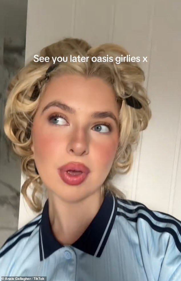 عرضت الدعم لوالدها ، ارتدت Anais قميصًا فاتحًا للواحة الزرقاء X Adidas Polo ، وقد تم قطع أقفالها الذهبية وهي ترتدي شعرها جاهزًا للعرض الكبير