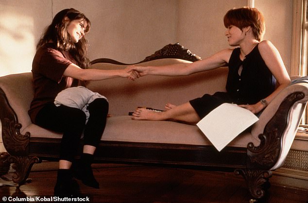 شوهدت الممثلة - المعروفة بأدوارها في أفلام مثل The Classic Classic White Female - تتمتع بنزهة صيفية مريحة في حي هادئ ؛ شوهد (ل) مع بريدجيت فوندا في أنثى بيضاء واحدة