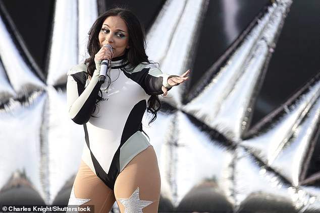وفي الوقت نفسه ، في العرض ، وضعت Jade Thirlwall عرضًا رائعًا في يوتار أبيض وأسود أثناء عداها للجمهور