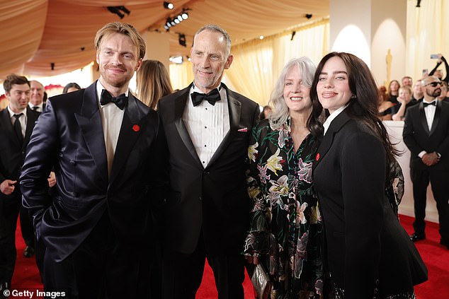 (LR) Finneas O'Connell و Patrick O'Connell و Maggie Baird و Billie Eilish جميعهم في جوائز الأوسكار 96