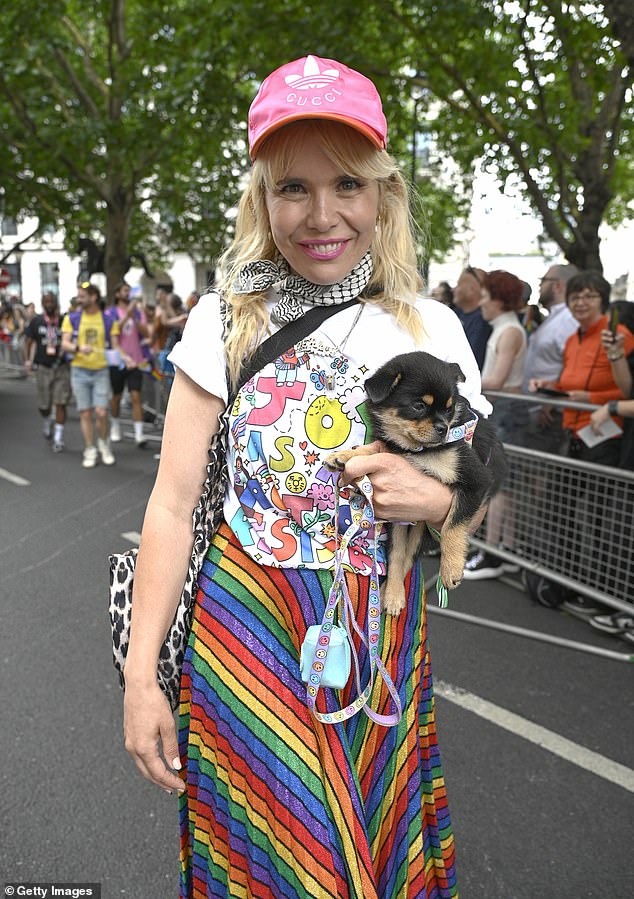 تم تصوير Paloma Faith مع كلبها الرائع وهي ترتدي تنورة بألوان قوس قزح مع قميص أبيض مطبوع