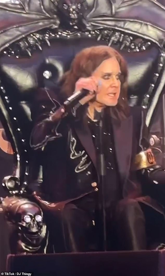 أرسل Ozzy Osbourne المشجعين إلى جنون أثناء قيامه بإسقاط المنزل في حديقة فيلا في برمنغهام مساء السبت لأدائه النهائي على الإطلاق
