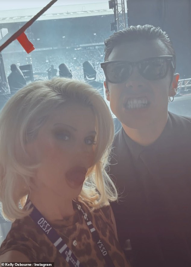 تم تصوير Yungblud لاحقًا للاستمتاع بالعرض مع ابنة Ozzy ، Kelly Osbourne
