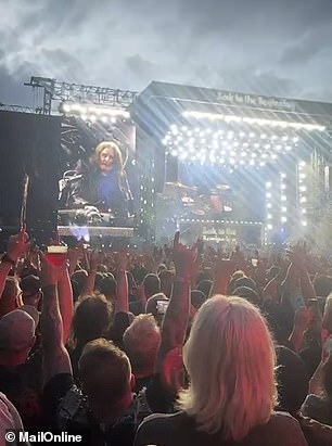 وقال Ozzy من إغلاق الحفلة النهائية للفرقة: إنها الأغنية الأخيرة على الإطلاق. لقد مكننا دعمك من العيش بأسلوب حياة مذهل ، شكرًا لك من أسفل قلوبنا