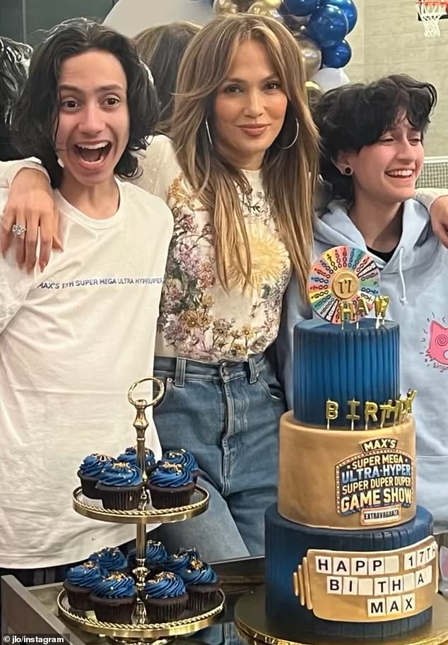 تشارك لوبيز التوأم ماكس وإيمي ، 17 عامًا ، مع زوج سابق مارك أنتوني ، الذي كانت متزوجة من عام 2004 حتى طلاقهما في عام 2014