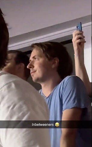 بينما شوهد نصف طاقم فريق Inbetweeners في المدرجات ، مع مشاهدة جيمس باكلي مع النجم المشارك جو توماس