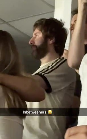 بينما شوهد نصف طاقم فريق Inbetweeners في المدرجات ، مع مشاهدة جيمس باكلي مع النجم المشارك جو توماس