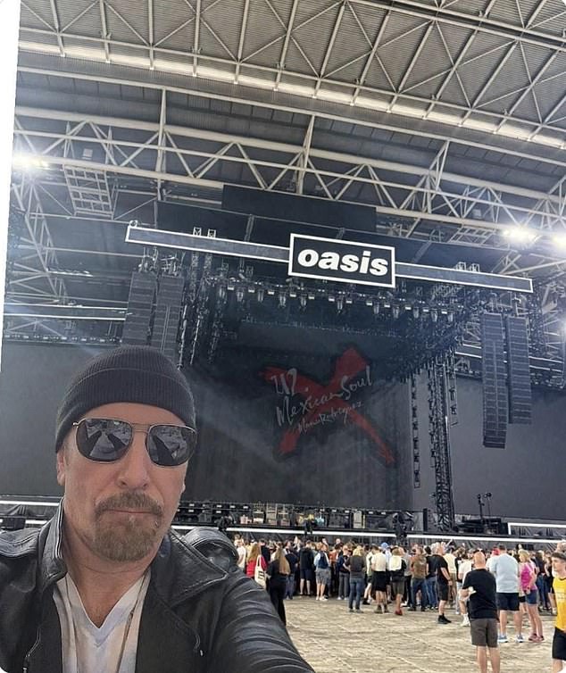 بينما كانت U2's The Edge أيضًا في الحشد ، تلتقط صورة شخصية أمام المسرح مساء السبت ، قبل العرض (في الصورة)
