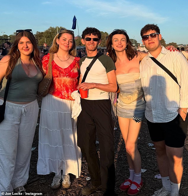 يأتي بعد أن حضر الزوج Glastonbury مع مجموعة كبيرة من الأصدقاء