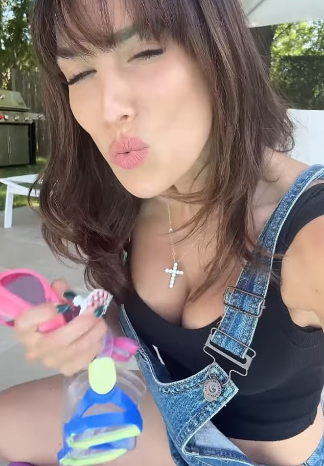 شارك بالدوين وزوجته منشورًا مشتركًا في Instagram بينما كتبت Hilaria في التسمية التوضيحية: 