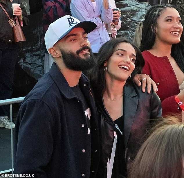 بدا الزوج مغرمًا تمامًا لأنهما استمتعوا باحتفان BST Hyde Park الذي تم بيعه في Carpenter