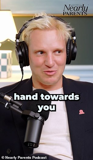 تذكرت جيمي مسلية كيف تجاهل زوجته الحامل البروتوكول الملكي من خلال إطلاق النار مرارًا وتكرارًا في محاولة غير ناجحة لتحية العاهل